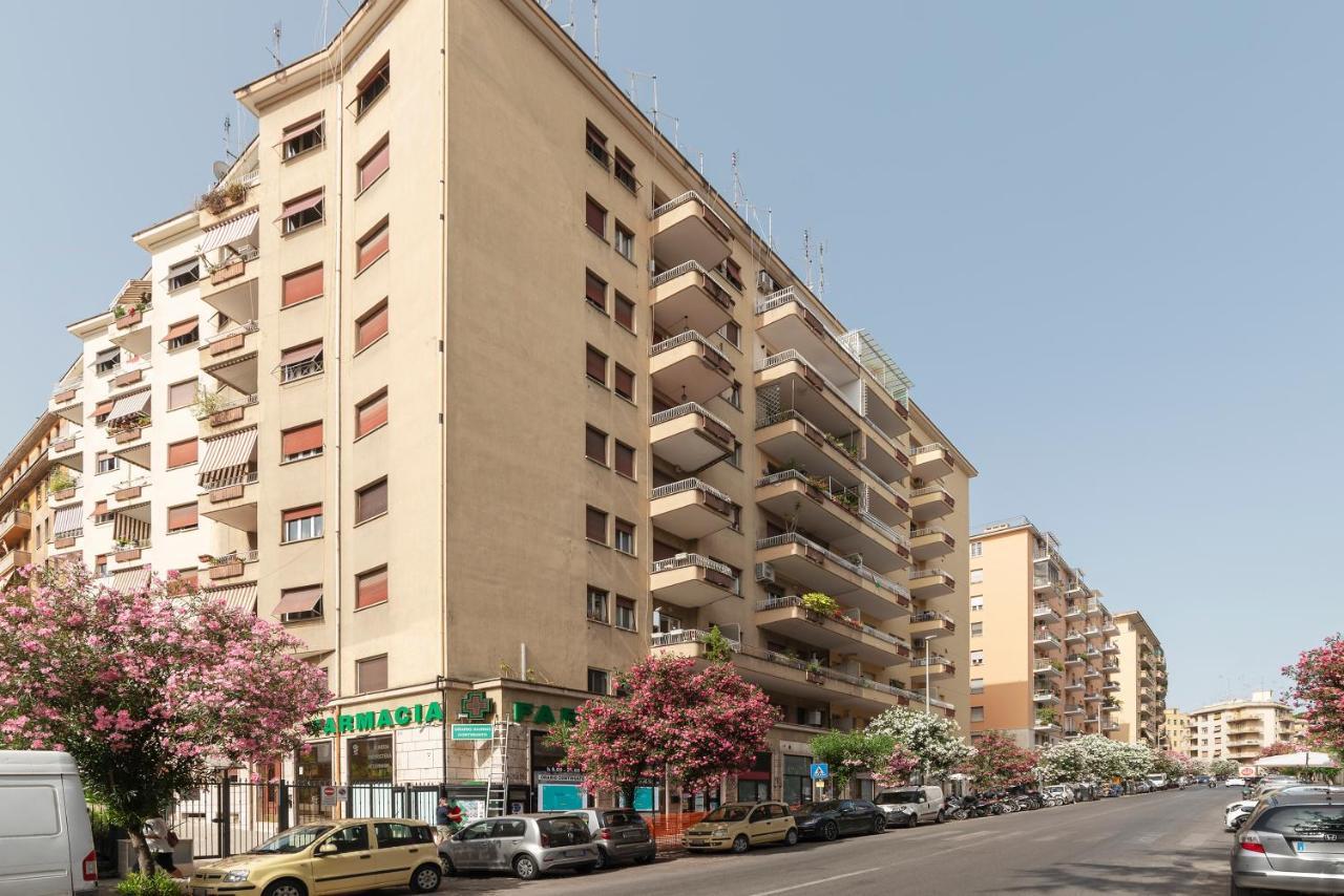 Roomy And Bright Apartment With Terrace Рим Екстериор снимка