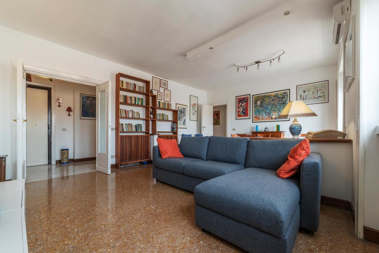 Roomy And Bright Apartment With Terrace Рим Екстериор снимка