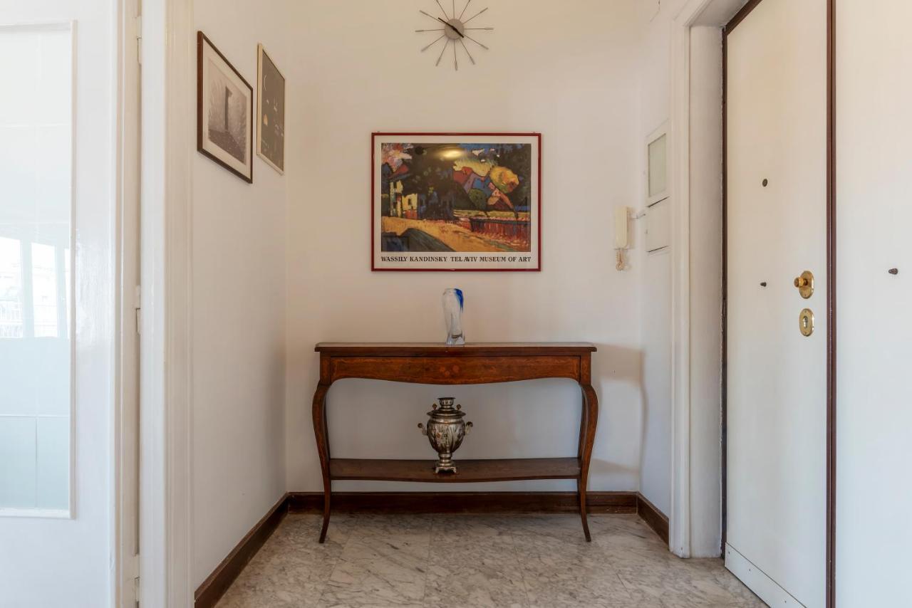 Roomy And Bright Apartment With Terrace Рим Екстериор снимка