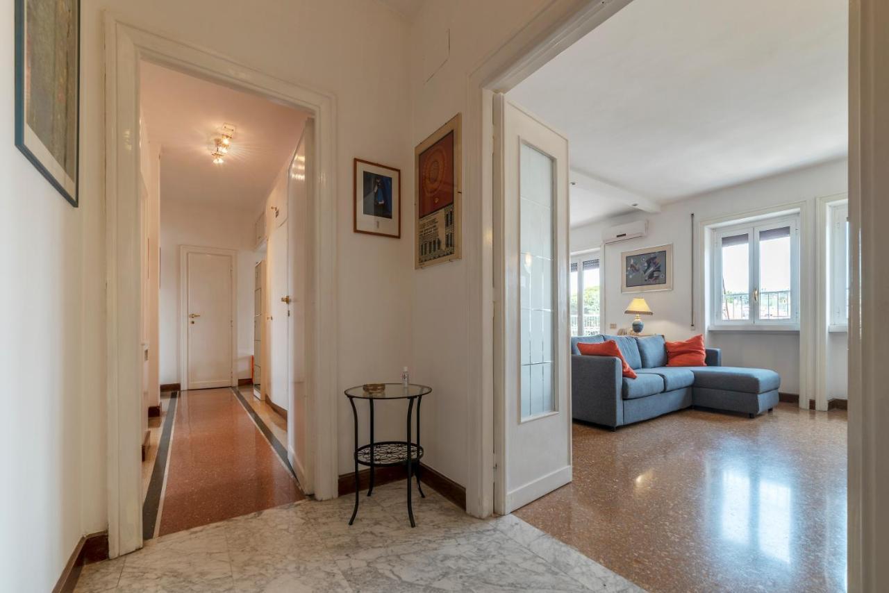 Roomy And Bright Apartment With Terrace Рим Екстериор снимка