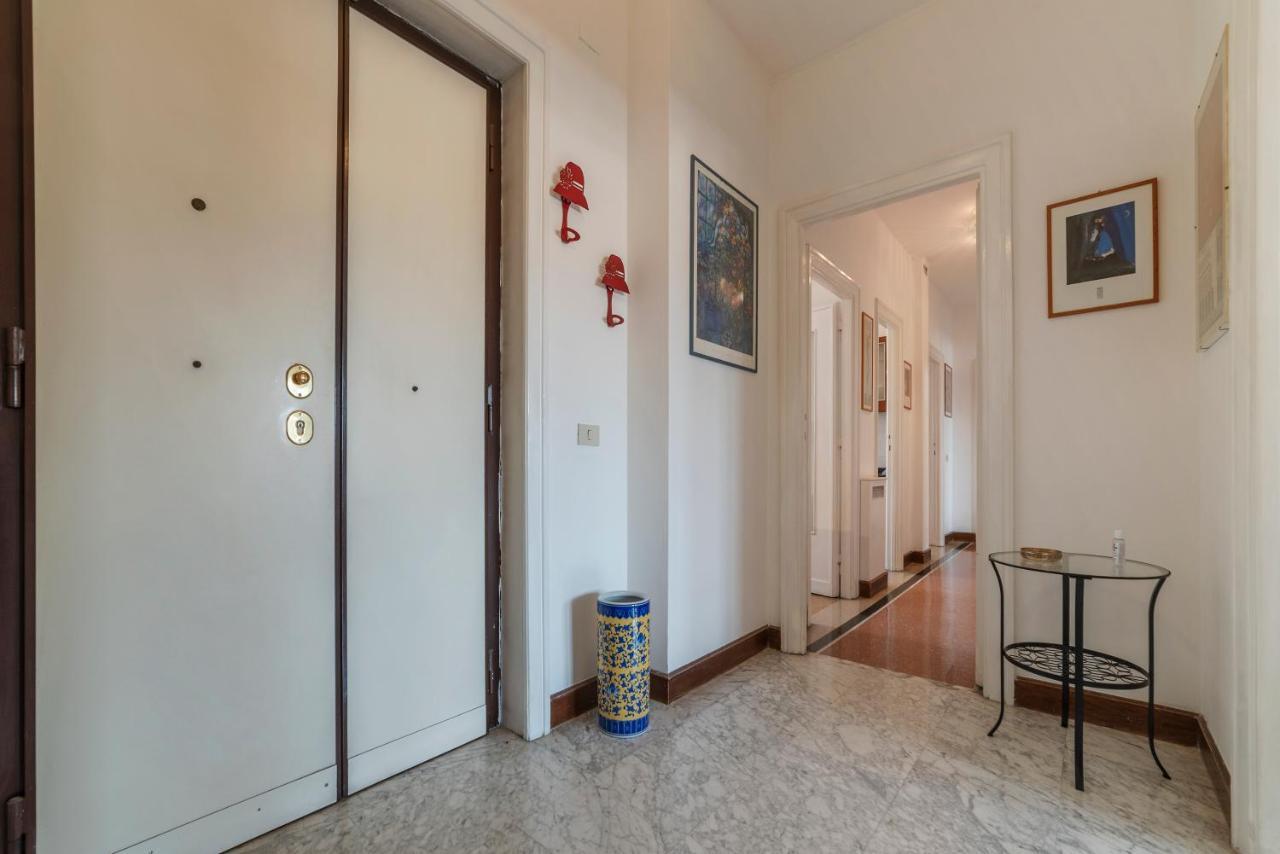 Roomy And Bright Apartment With Terrace Рим Екстериор снимка