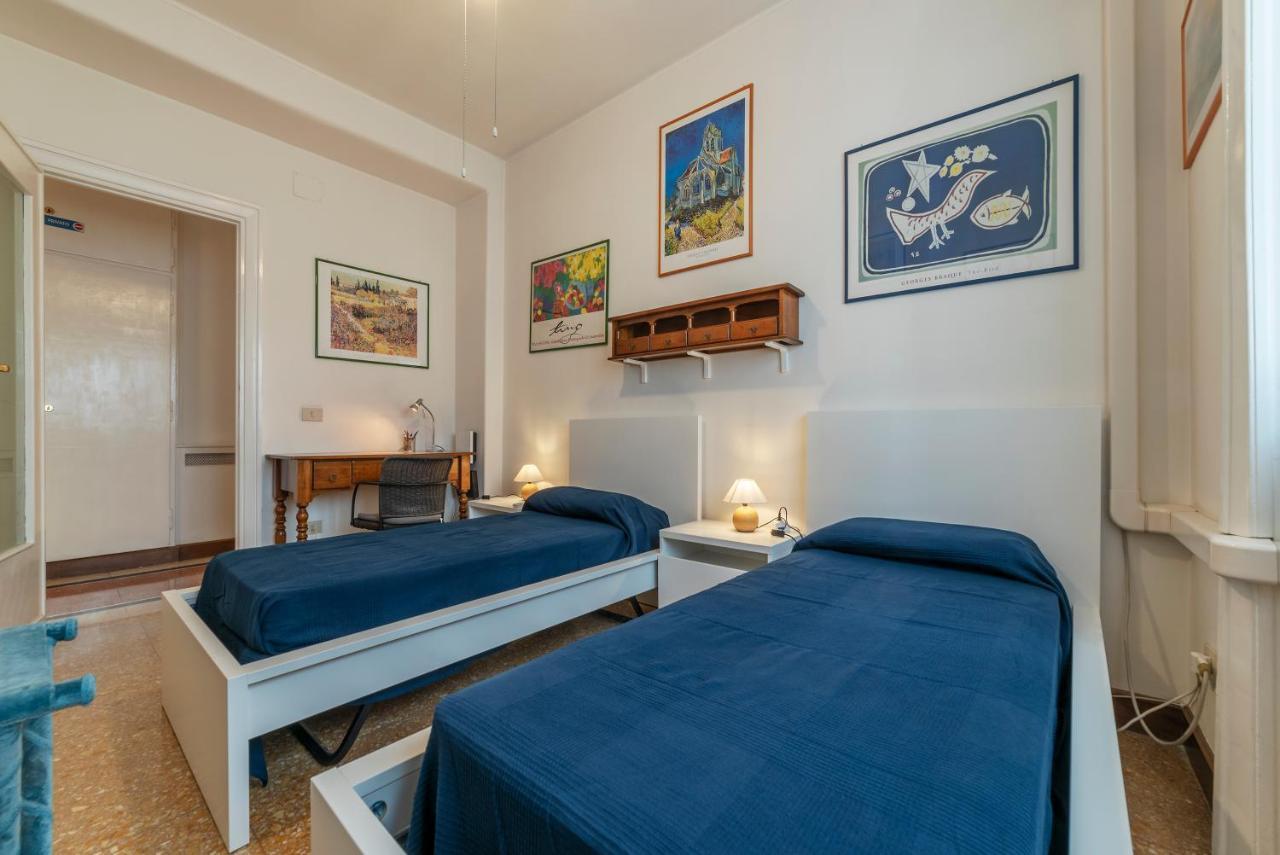 Roomy And Bright Apartment With Terrace Рим Екстериор снимка