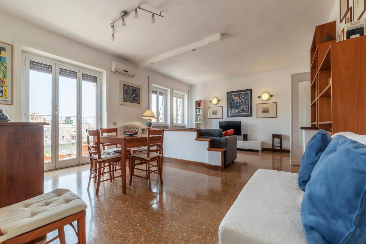 Roomy And Bright Apartment With Terrace Рим Екстериор снимка
