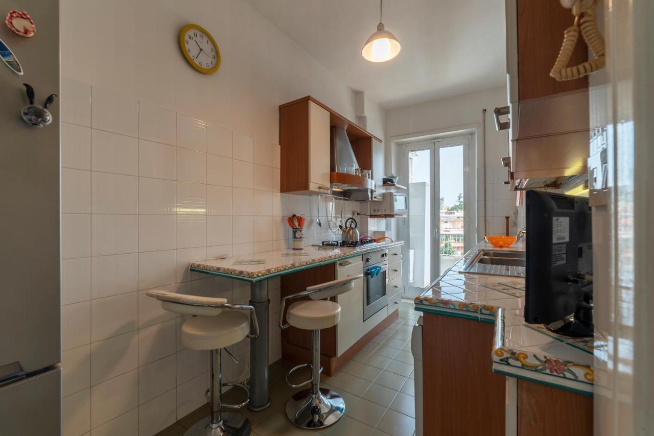 Roomy And Bright Apartment With Terrace Рим Екстериор снимка