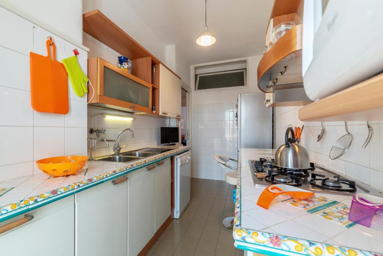 Roomy And Bright Apartment With Terrace Рим Екстериор снимка