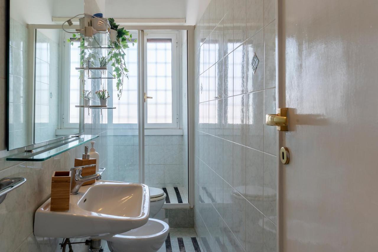 Roomy And Bright Apartment With Terrace Рим Екстериор снимка