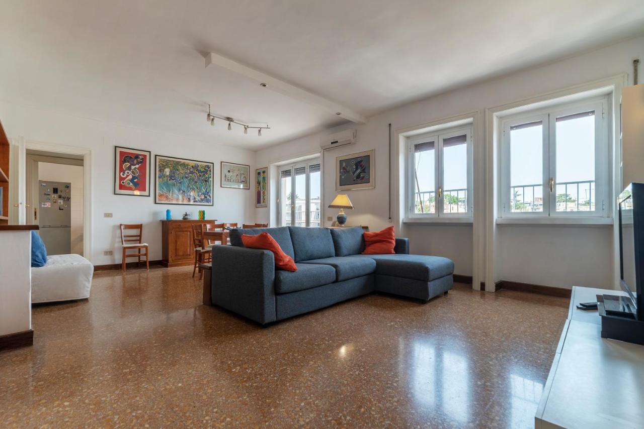Roomy And Bright Apartment With Terrace Рим Екстериор снимка