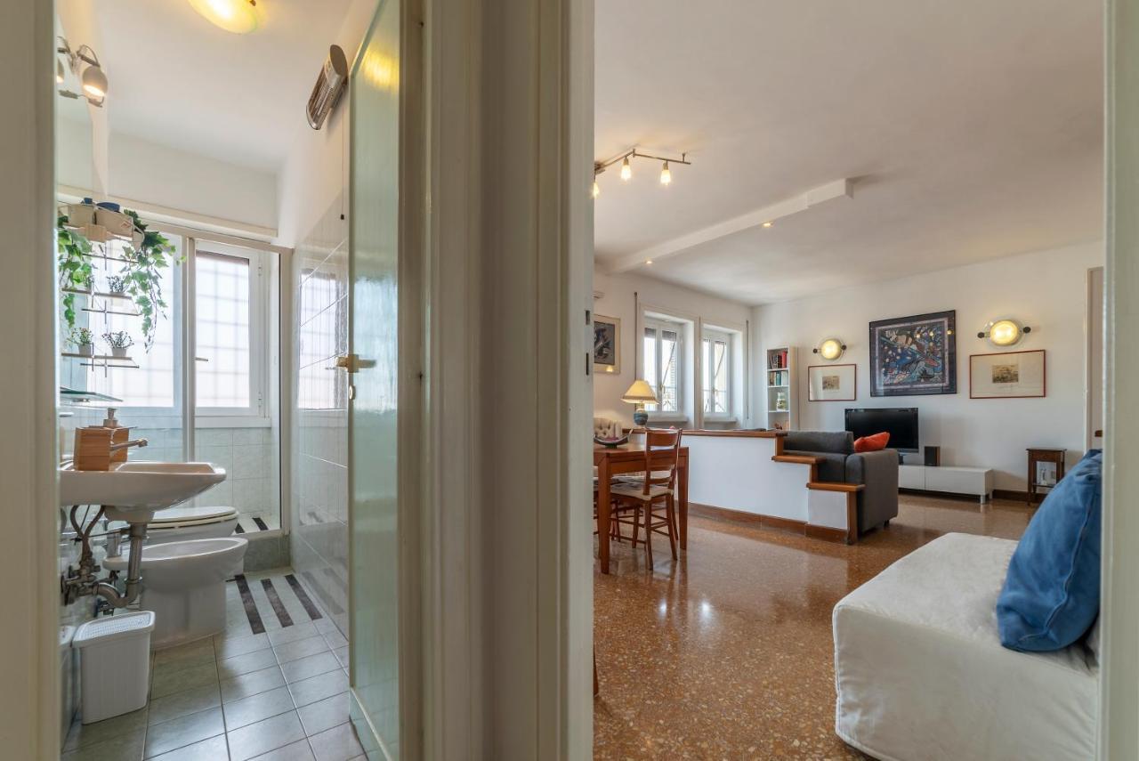 Roomy And Bright Apartment With Terrace Рим Екстериор снимка