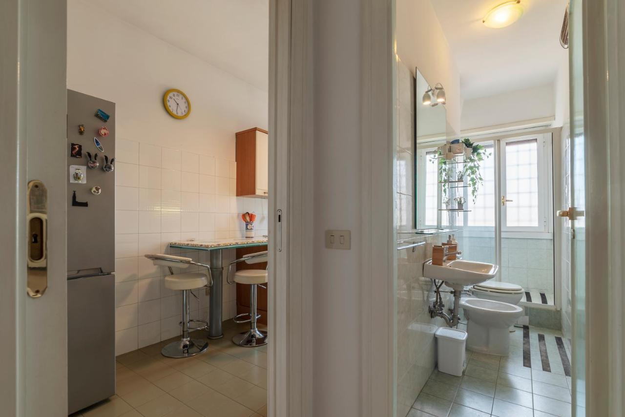 Roomy And Bright Apartment With Terrace Рим Екстериор снимка