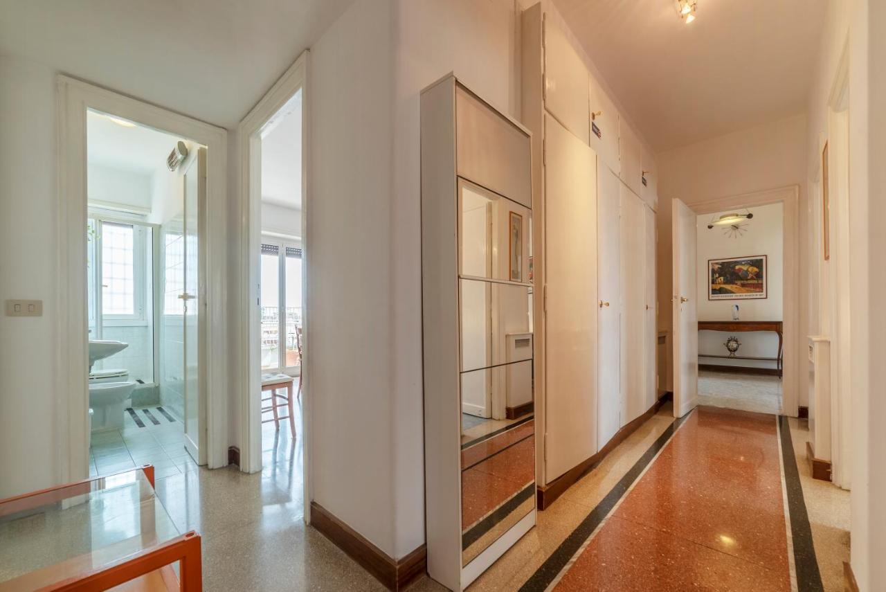 Roomy And Bright Apartment With Terrace Рим Екстериор снимка