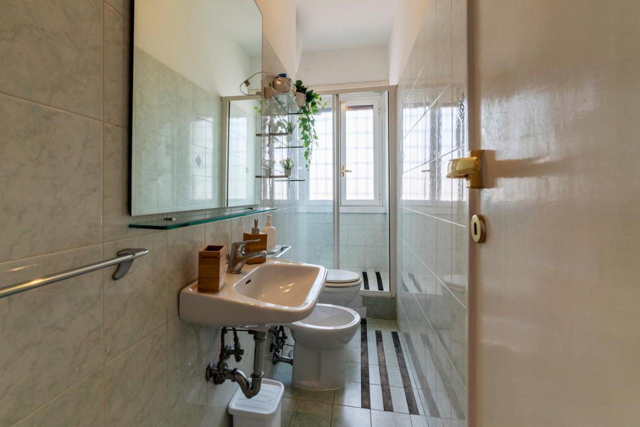 Roomy And Bright Apartment With Terrace Рим Екстериор снимка